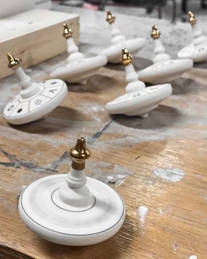 Porcelain spinning tops 